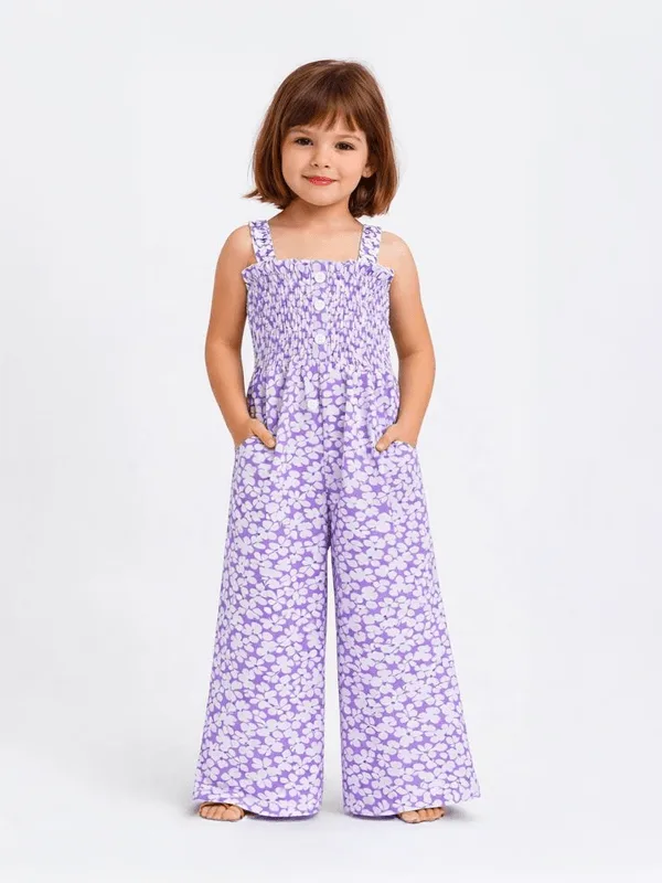Bambina con una tuta lilla a fiori bianchi